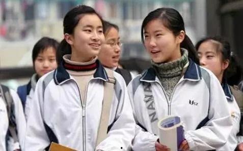 第三套校服爆料视频在线观看,视频爆料带你领略校园时尚新潮流